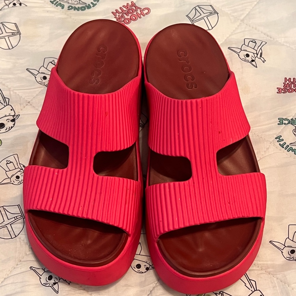 CROCS Women's Vibrant Pink Mules